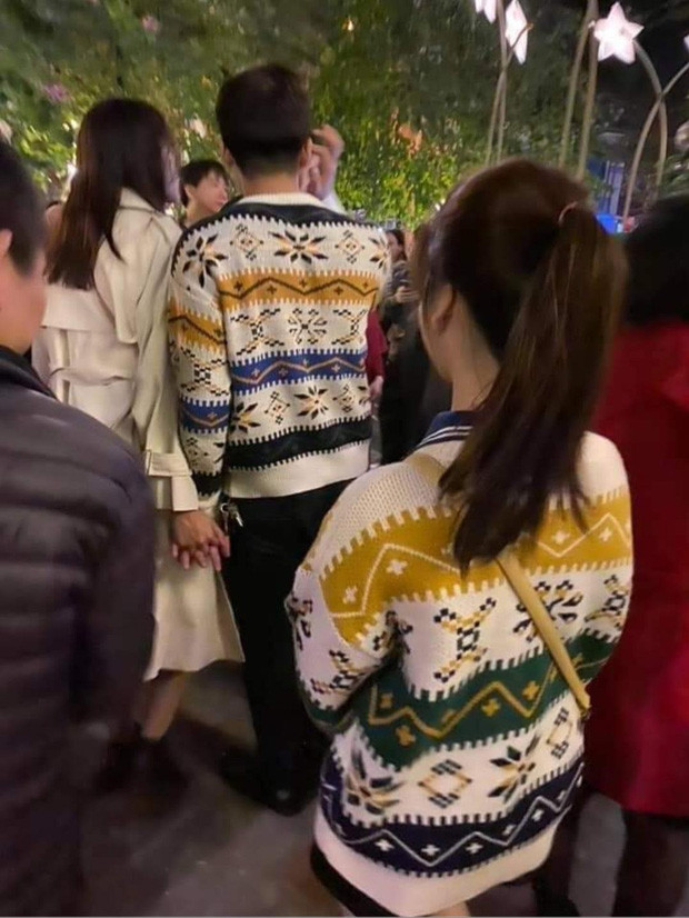 Trong những ngày năm mới, bức ảnh "chúng ta không thuộc về nhau" được dân mạng chia sẻ rần rần vì quá hài hước. Cô gái xúng xính diện một chiếc áo len thật đẹp để đi xem pháo hoa bỗng dưng bắt gặp một chàng trai có chiếc áo giống hệt mình. Cả hai có lẽ sẽ là định mệnh của nhau nếu như chàng trai "tâm đầu ý hợp kia" không tay trong tay với người yêu.