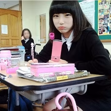 Thậm chí cô nàng còn bị đánh giá là trông có phần ngốc nghếch và quê mùa với khuôn mặt tự nhiên.