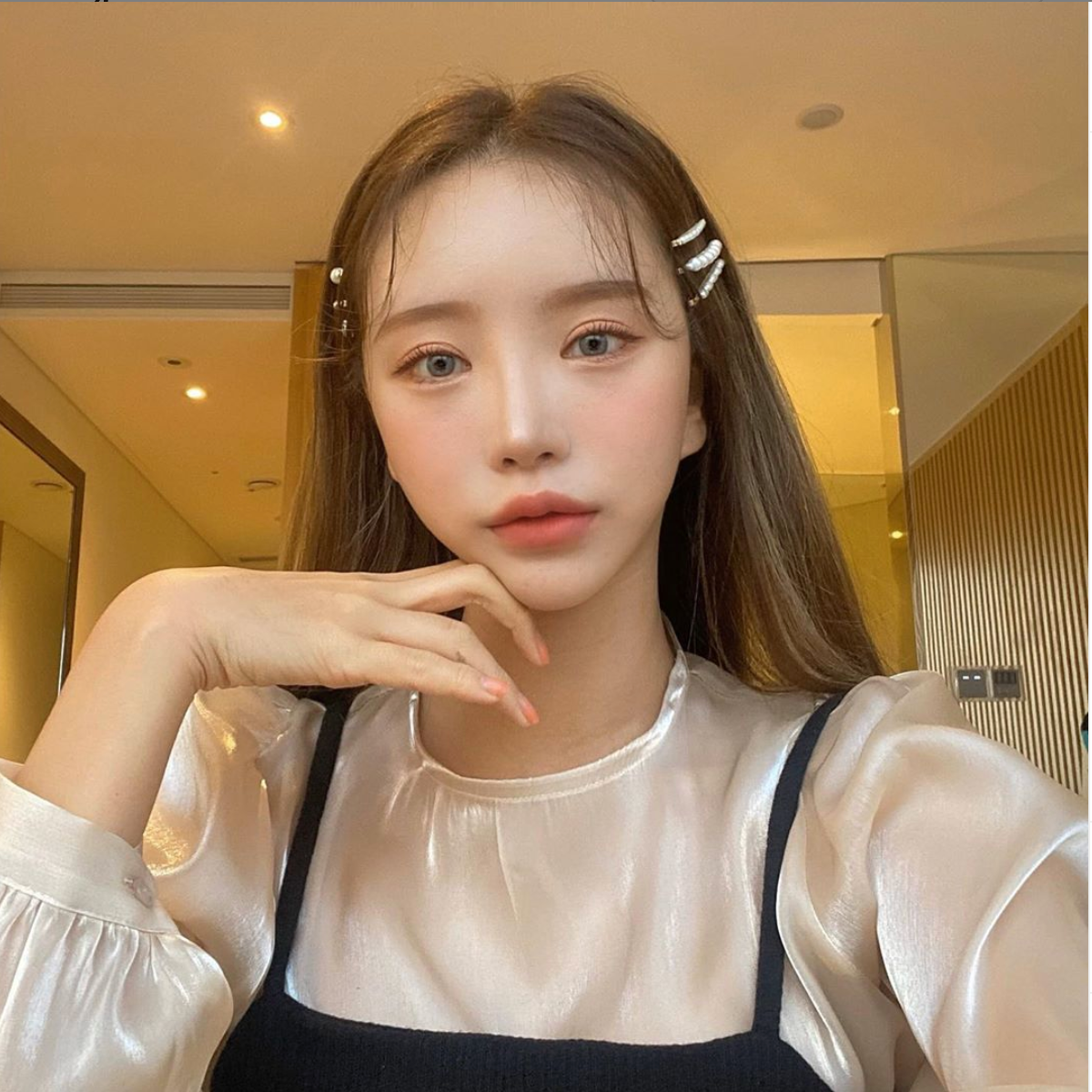 "Phụ nữ ai cũng muốn đẹp lên, vì vậy họ phẫu thuật thẩm mỹ chẳng có gì sai cả. Miễn sao họ cảm thấy hài lòng", "Mọi người sao vậy, tiền cô ấy chi, đau đớn cô ấy chị, giờ nổi tiếng là điều xứng đáng mà. Nếu không nói được gì tốt đẹp thì nên im lặng" - Dân mạng bình luận.