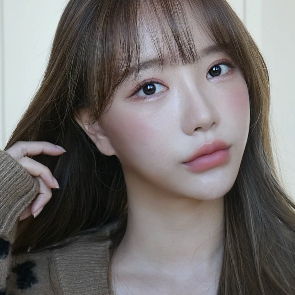 Khuôn mặt đạt tỉ lệ vàng với ngủ quan đẹp xuất sắc của Han Areum Songee giúp cô có nhiều fan tại Hàn Quốc, Trung Quốc, Thái Lan,...