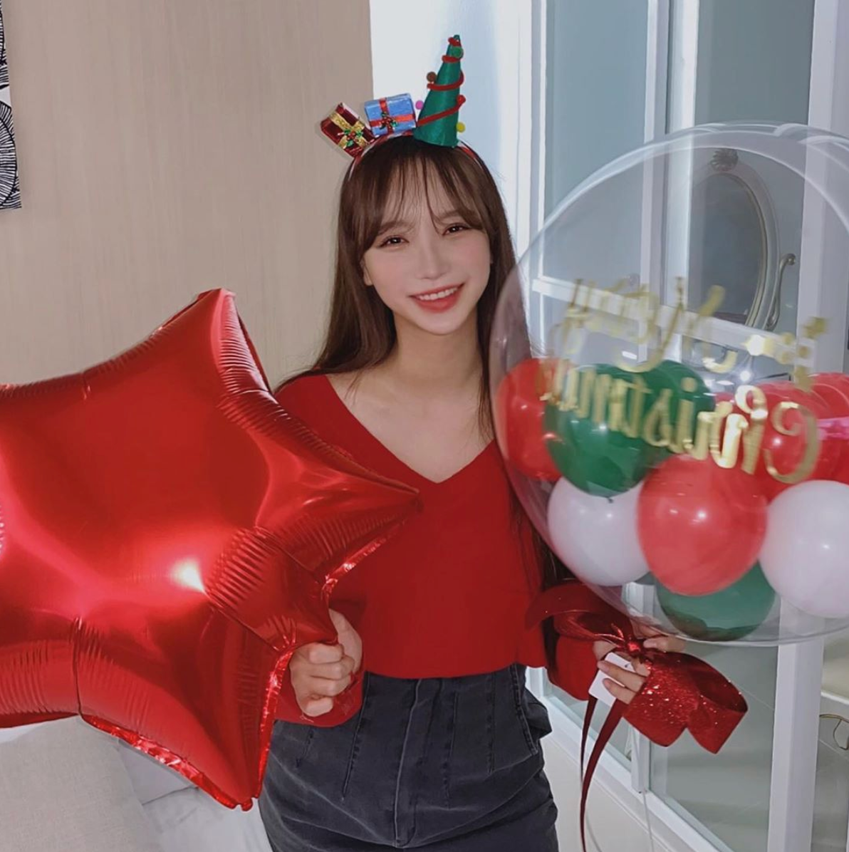 Bên cạnh những ý kiến cho rằng vì lạm dụng thẩm mỹ khiến cô có khuôn mặt trông khá cứng nhắc thì cũng có rất nhiều phản hồi tích cực về ngoại hình của cô nàng.