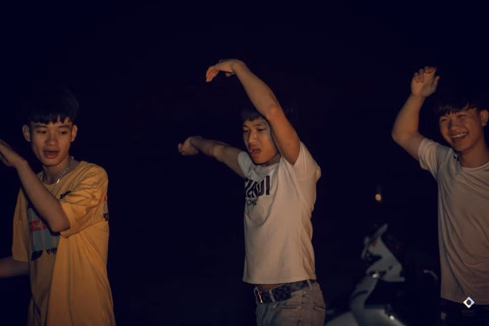 Những cô cậu học trò này cho biết họ rất bất ngờ khi loạt ảnh lại thu hút dân mạng như vậy. 