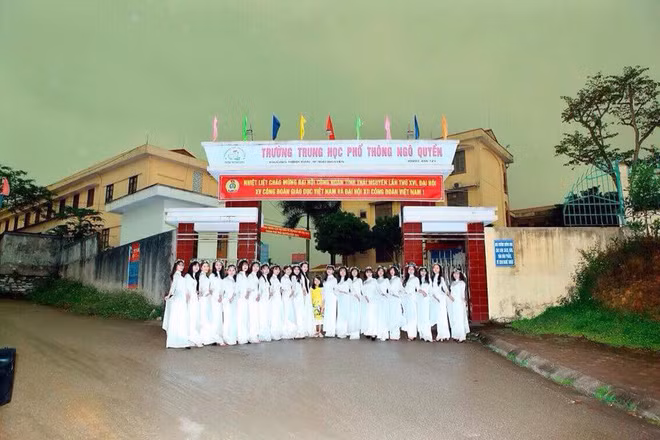 Một bộ ảnh kỷ yếu kỳ công chuẩn bị, tốn kém vật chất lại khiến cộng đồng mạng không nhịn được cười bởi sản phẩm thật sự khó chấp nhận.