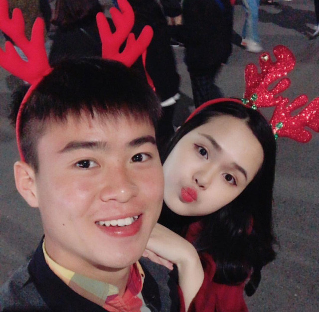 Quỳnh Anh cho biết cô gặp nam cầu thủ quê Đông Anh tại bữa tiệc chào đón các fan của CLB Man City cách đây gần 2 năm. Lúc đó, cô nàng xuất hiện trong bộ váy trắng khiến Duy Mạnh gặp "tiếng sét ái tình" ngay từ cái nhìn đầu tiên.