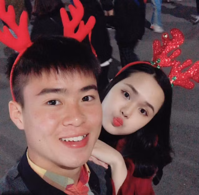 Quỳnh Anh cho biết cô gặp nam cầu thủ quê Đông Anh tại bữa tiệc chào đón các fan của CLB Man City cách đây gần 2 năm. Lúc đó, cô nàng xuất hiện trong bộ váy trắng khiến Duy Mạnh gặp "tiếng sét ái tình" ngay từ cái nhìn đầu tiên.