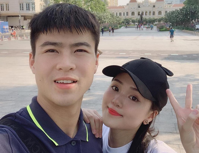 Bạn gái Duy Mạnh đúng chuẩn thiên kim tiểu thư khi dùng toàn đồ hiệu, tính cách nhẹ nhàng và vẻ ngoài xinh đẹp.