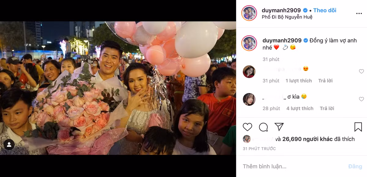 Vào ngày đầu tiên của năm 2020, Duy Mạnh đã thông báo tin vui tới người hâm mộ khi cầu hôn thành công bạn gái Quỳnh Anh tại phố đi bộ Nguyễn Huệ, TP HCM.