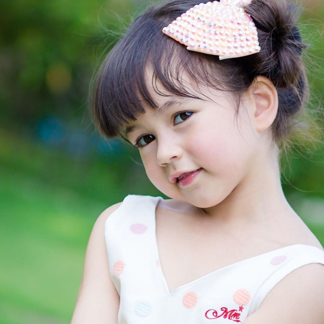 Năm 2014, Jenna Jirada Moran (sinh năm 2009) trở nên nổi tiếng tại Thái Lan nhờ gương mặt phúng phính, đáng yêu. Cô bé mang hai dòng máu Thái Lan - Mỹ nhanh chóng lọt vào mắt xanh của nhiều nhãn hàng dành cho trẻ em và bắt đầu con đường làm mẫu nhí.