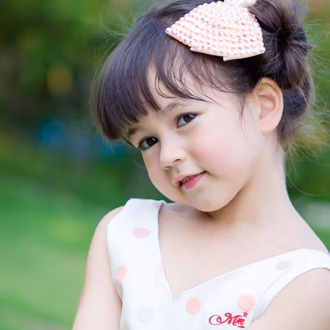 Năm 2014, Jenna Jirada Moran (sinh năm 2009) trở nên nổi tiếng tại Thái Lan nhờ gương mặt phúng phính, đáng yêu. Cô bé mang hai dòng máu Thái Lan - Mỹ nhanh chóng lọt vào mắt xanh của nhiều nhãn hàng dành cho trẻ em và bắt đầu con đường làm mẫu nhí.