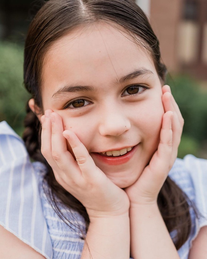 Sau 6 năm, Jenna giờ đã 11 tuổi, là nữ sinh học cấp 2. Cô bé vẫn giữ nguyên nhiều nét đẹp lai nổi bật như đôi mắt to tròn, sống mũi cao song ngày càng sắc sảo, chững chạc. Bên cạnh đó, càng lớn, Jenna càng sở hữu chiều cao ổn, hỗ trợ đắc lực cho công việc mẫu ảnh, diễn xuất của em.