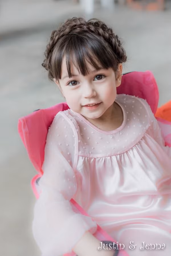 Nhiều người còn ưu ái gọi Jenna là "cô bé đẹp nhất Thái Lan" hay "thiên thần quảng cáo" thời điểm đó.