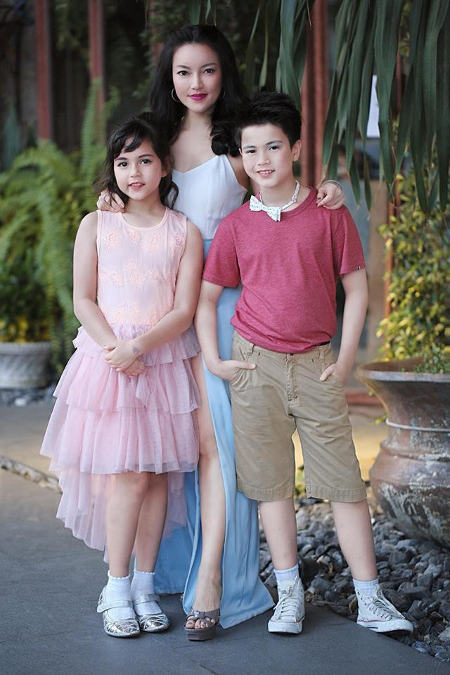 Justin và Jenna vẫn tham gia nghệ thuật song song với việc đến trường. Mọi hoạt động đều được quản lý bởi mẹ hai anh em - chị Salinrat Wong. Những hình ảnh làm việc hay khoảnh khắc vui chơi hàng ngày của hai con cũng được chị Salinrat đăng tải trên tài khoản có hơn 100.000 follow.