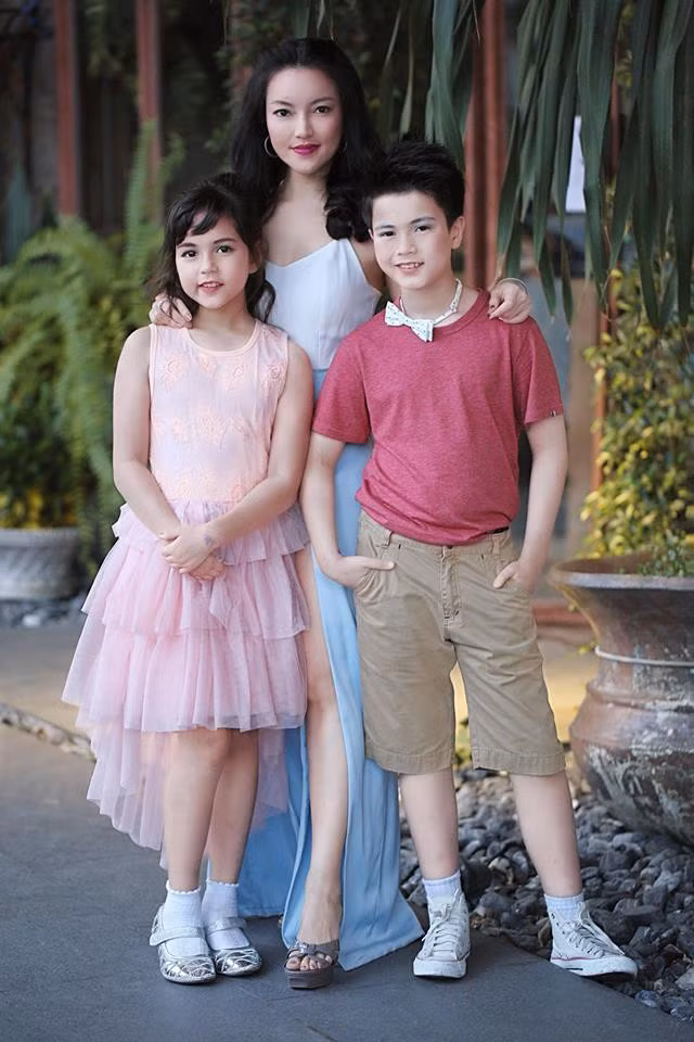 Justin và Jenna vẫn tham gia nghệ thuật song song với việc đến trường. Mọi hoạt động đều được quản lý bởi mẹ hai anh em - chị Salinrat Wong. Những hình ảnh làm việc hay khoảnh khắc vui chơi hàng ngày của hai con cũng được chị Salinrat đăng tải trên tài khoản có hơn 100.000 follow.