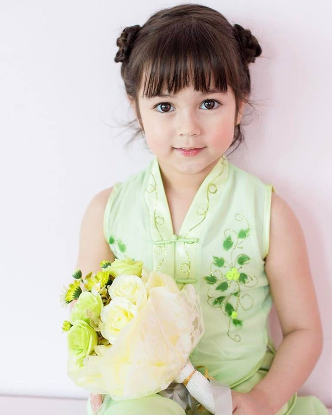 Thời điểm 2015-2016, loạt ảnh về cô bé lai phủ sóng một số nước châu Á và nhận nhiều bình luận khen ngợi, xuýt xoa. Thậm chí tại Việt Nam, nhiều fanpage được người hâm mộ lập ra để cập nhật những hình ảnh về cô bé nhận được hàng chục nghìn lượt theo dõi và tương tác.