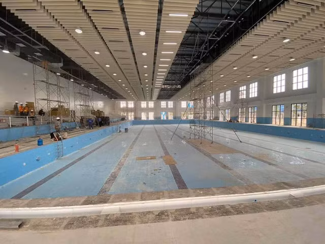 Bê bơi của địa học VinUni đang được hoàn thiện khiến ai nhìn cũng choáng vì quá hoành tráng.