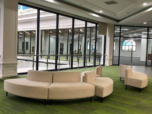 Sảnh của ngôi trường trang bị thảm, ghế salon cho sinh viên nghỉ ngơi sau giờ học.