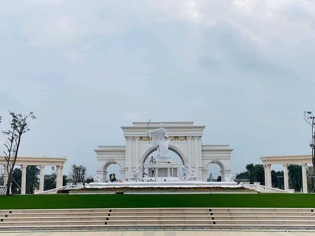 Khuôn viên trường đại học được phủ xanh bởi cây cối và thảm cỏ, xen kẽ là những bức tượng, cổng vòng mang lối kiến trúc Châu Âu, trông chẳng khác nào lạc vào khu vườn của các vị thầy Hy Lạp.