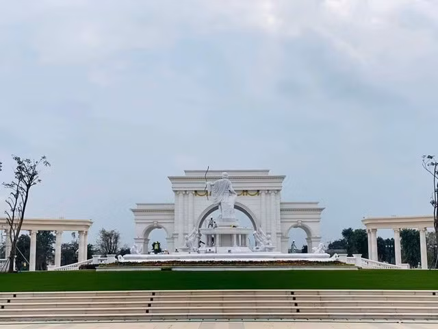 Khuôn viên trường đại học được phủ xanh bởi cây cối và thảm cỏ, xen kẽ là những bức tượng, cổng vòng mang lối kiến trúc Châu Âu, trông chẳng khác nào lạc vào khu vườn của các vị thầy Hy Lạp.