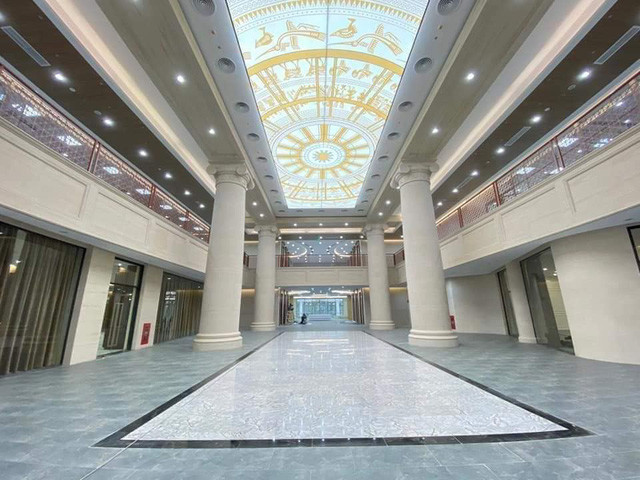 Dự kiến, chi phí đào tạo trung bình hàng năm (gồm giảng dạy, nghiên cứu, thực tập, trao đổi quốc tế, học kỳ doanh nghiệp và các chi phí đầu tư liên quan…) cho mỗi sinh viên tại trường Đại học VinUni là US$ 35.000 với hệ đại học và US$ 40.000 với hệ sau đại học. Đúng là một con số siêu khủng khiến không phải ai cũng dám mơ tới một tương lai theo học tại đây.