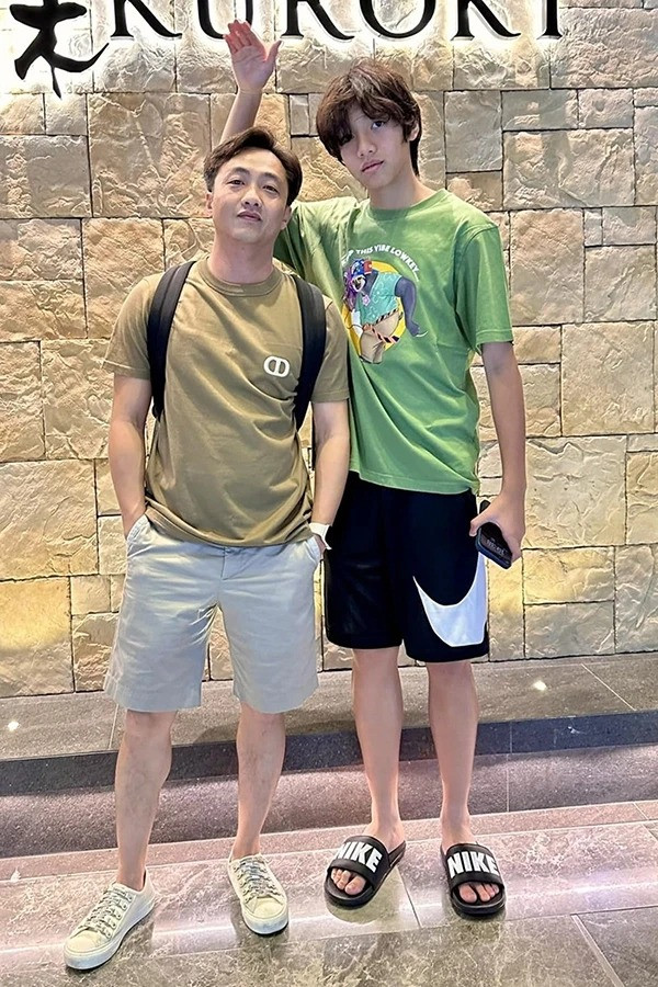 Bây giờ, cậu chàng đã có chiều cao vượt trội hơn cả bố mình.