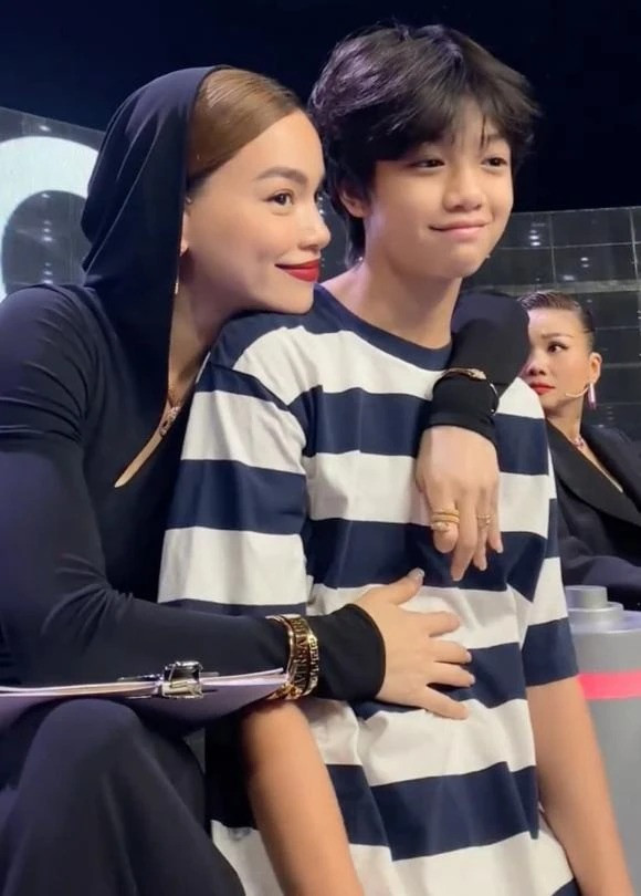 Được phát triển trong nền giáo dục hiện đại thế nên từ bé, Subeo đã có khả năng nói tiếng Anh rất tốt. Hồ Ngọc Hà từng tiết lộ phải dạy lại cho con tiếng Việt ở nhà để bé có thể hiểu được cả 2 thứ tiếng.