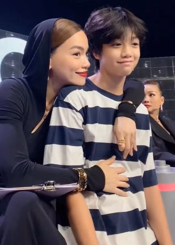 Được phát triển trong nền giáo dục hiện đại thế nên từ bé, Subeo đã có khả năng nói tiếng Anh rất tốt. Hồ Ngọc Hà từng tiết lộ phải dạy lại cho con tiếng Việt ở nhà để bé có thể hiểu được cả 2 thứ tiếng.