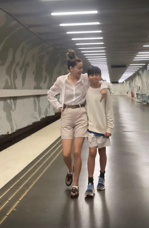 Ngay từ bé, trong những hình ảnh xuất hiện cùng Hà Hồ, Subeo đã cho thấy chiều cao vượt trội của mình so với các bạn cùng trang lứa.