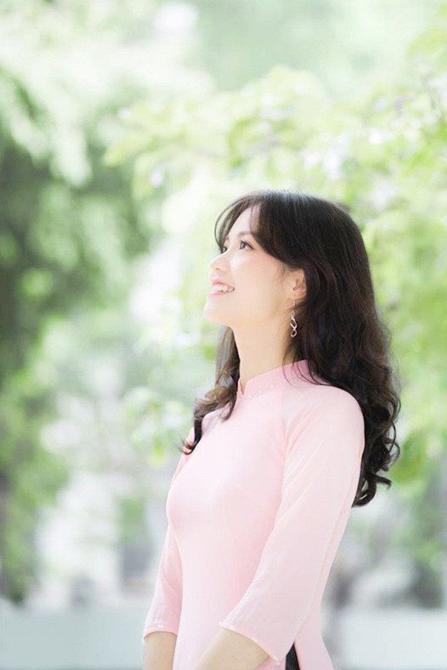 Được biết, nữ sinh Ngoại thương có thành tích siêu khủng kia tên Nguyễn Thị Thu Uyên, quê Yên Bái, từng là cựu học sinh trường THPT Chuyên Nguyễn Tất Thành (Yên Bái), cựu sinh viên khoa Tiếng Anh Thương mại, trường ĐH Ngoại thương Hà Nội.