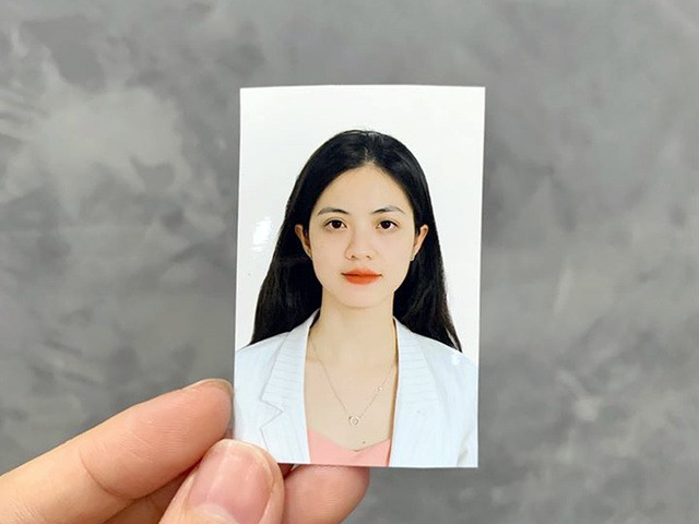 Chắc chắn ai từng trải qua thời đi học cũng biết để đạt được điểm số đúng chuẩn "con nhà người ta" như vậy là không hề đơn giản. Vì vậy, ngay lập tức, chủ nhân của bảng điểm trên được dân mạng săn lùng ráo riết.