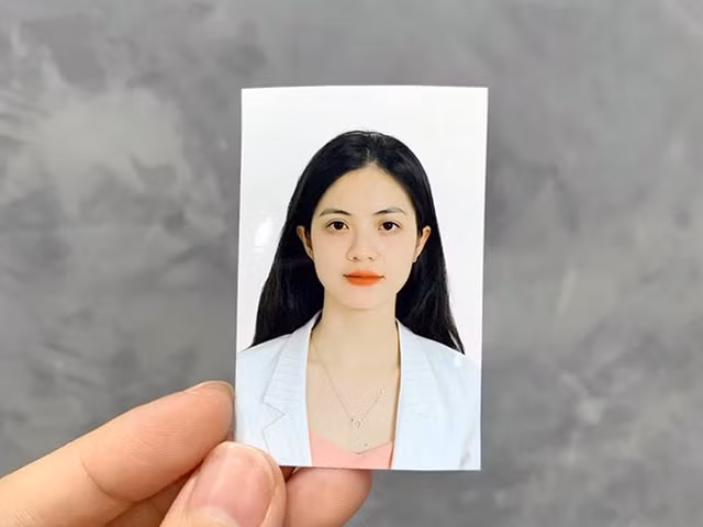 Chắc chắn ai từng trải qua thời đi học cũng biết để đạt được điểm số đúng chuẩn "con nhà người ta" như vậy là không hề đơn giản. Vì vậy, ngay lập tức, chủ nhân của bảng điểm trên được dân mạng săn lùng ráo riết.