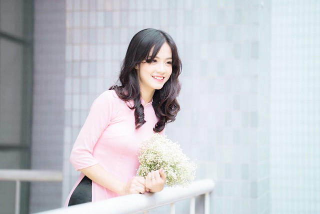 "Thời cấp 2, mình có học hệ chất lượng cao của trường, đỗ vào trường với số điểm thủ khoa, suốt 4 năm mình luôn cố gắng duy trì điểm trung bình môn cao nhất trường. Mình có thi thêm một số kỳ thi chọn HSG tiếng Anh trên mạng, đạt giải Nhất cấp huyện, giải Ba cấp tỉnh. Mình cảm thấy tự hào vì bản thân đã luôn cố gắng và đạt được kết quả như thế nào" - Nữ sinh có thành tích học tập xuất sắc cho biết.