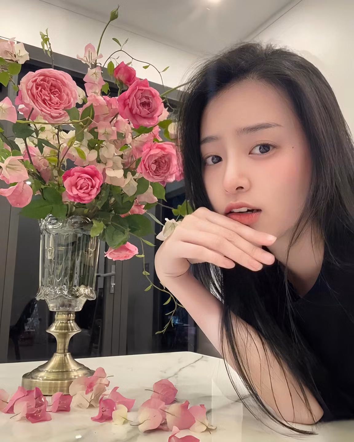 Khánh Linh gây ấn tượng với vẻ đẹp nữ tính, nhẹ nhàng.