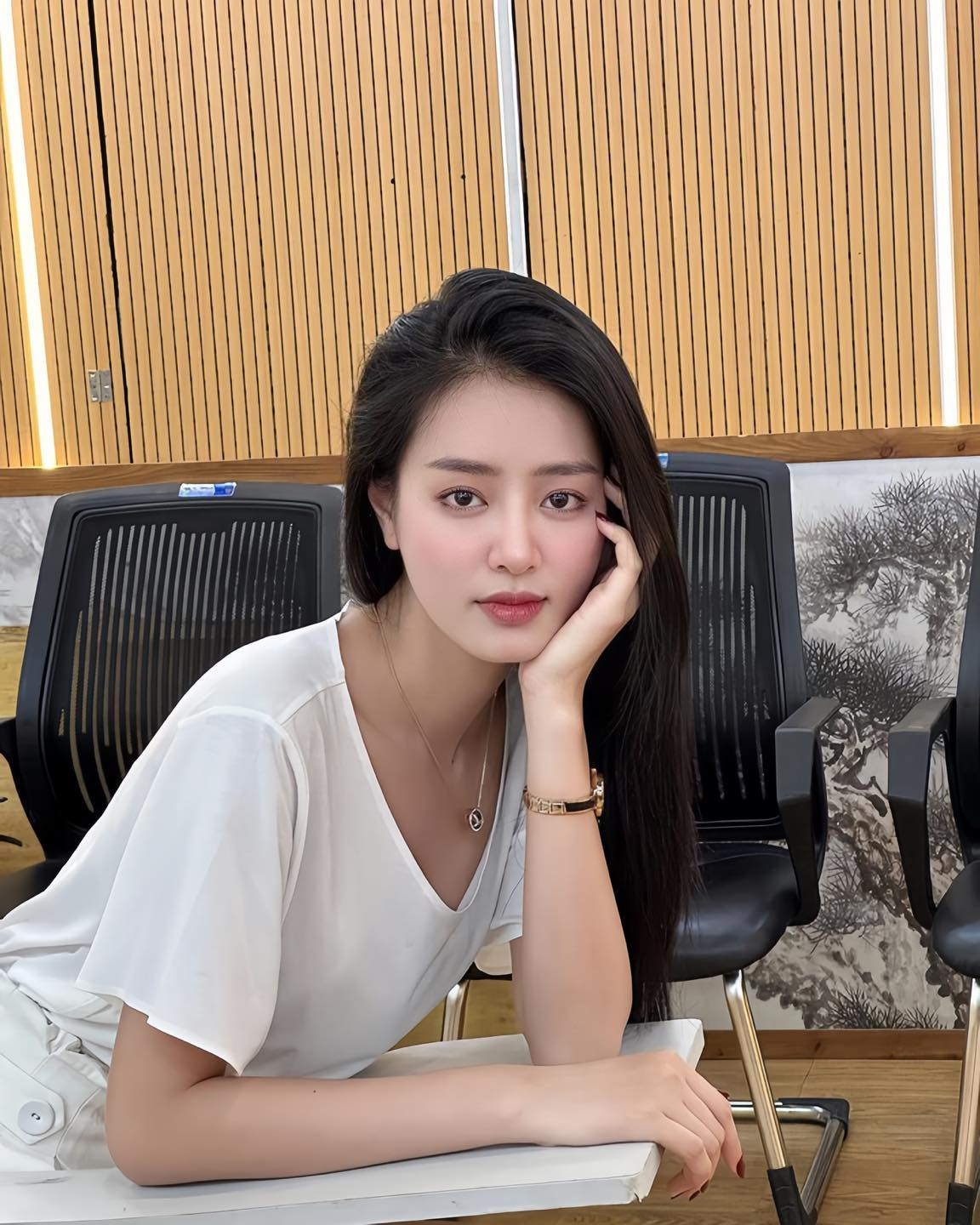 Cô nàng sở hữu đường nét gương mặt thanh tú, sống mũi cao, đôi mắt to tròn cùng làn da trắng sáng.