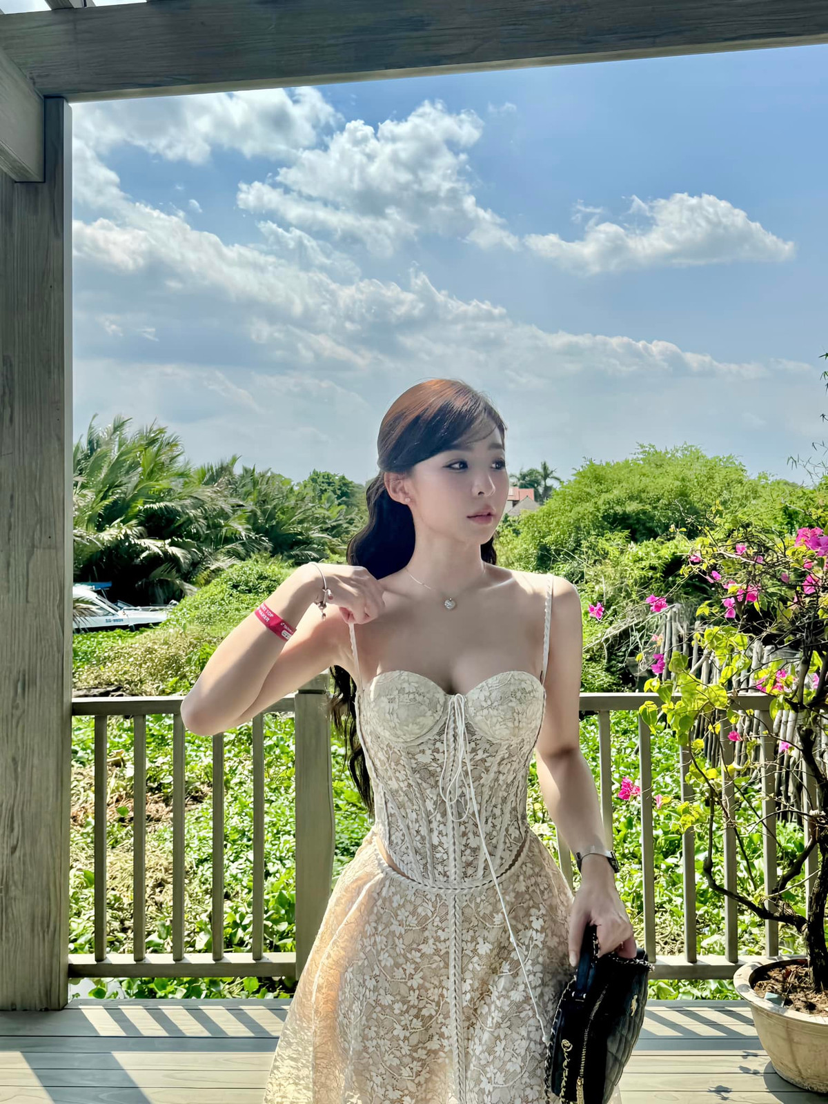 Ngoài đời, Tammy Phạm có cuộc sống sang chảnh, thường xuyên đi du lịch khắp nơi. Cô cũng là tín đồ của thời trang cao cấp khi sở hữu những mẫu túi hàng hiệu đắt đỏ.