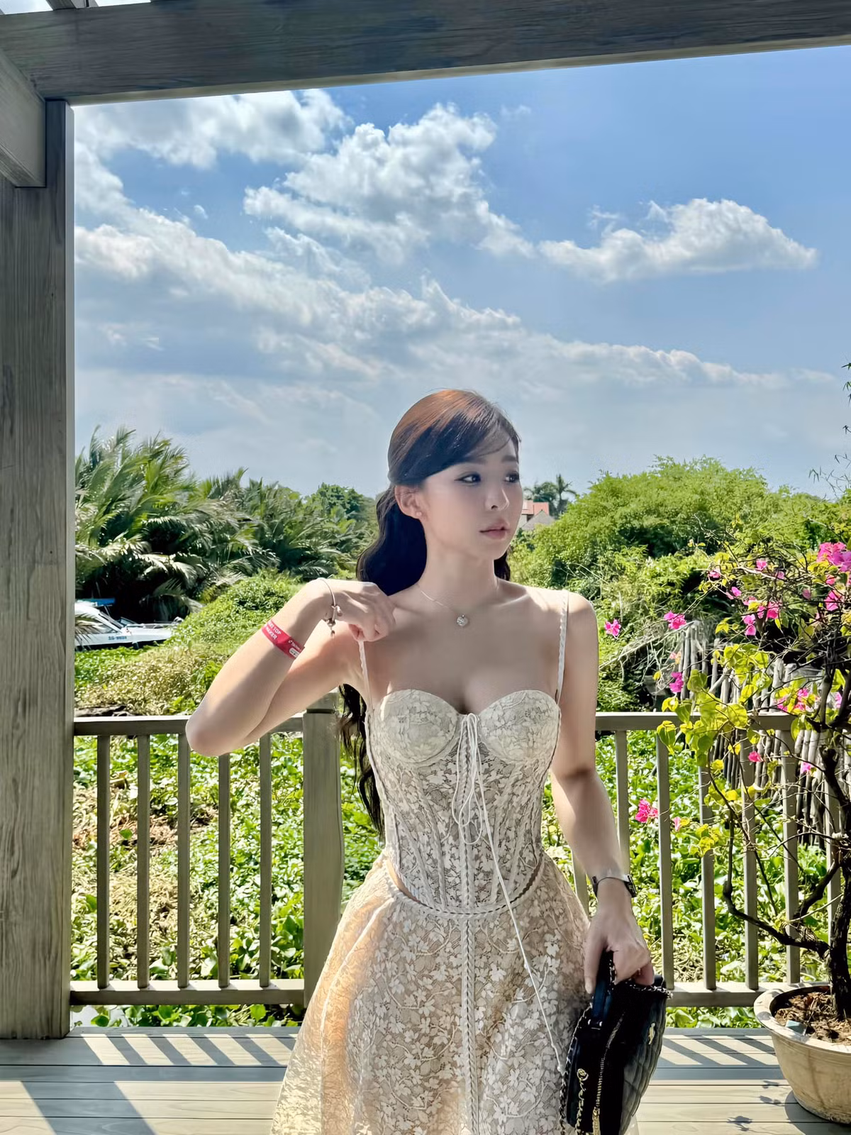 Ngoài đời, Tammy Phạm có cuộc sống sang chảnh, thường xuyên đi du lịch khắp nơi. Cô cũng là tín đồ của thời trang cao cấp khi sở hữu những mẫu túi hàng hiệu đắt đỏ.