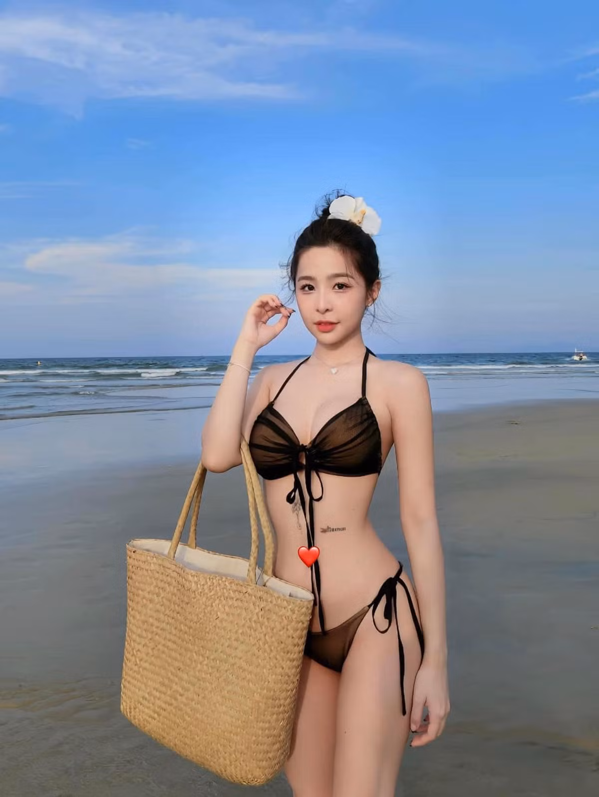 Mới đây, loạt ảnh diện bikini 2 mảnh nhỏ xíu của cô nàng khiến rất nhiều anh em "đứng ngồi không yên".