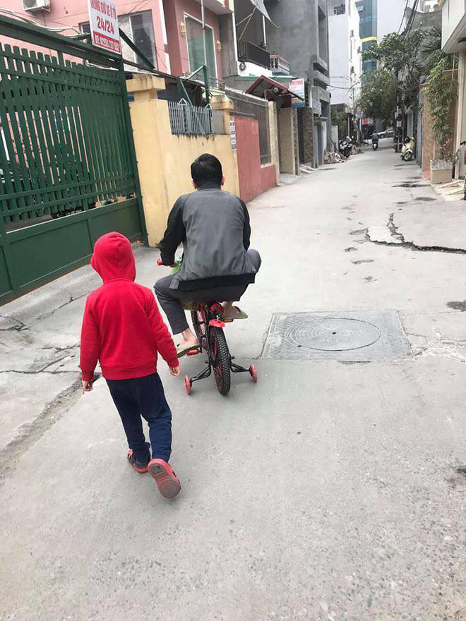 Bị bố chiếm mất chiếc xe đạp, cậu bé bất lực chạy theo sau vô cùng hài hước. Nhìn những hình ảnh này, Facebooker T.L hài hước bình luận: "Ông bố của năm đây rồi, con đi bộ mỏi chân kệ con, mình cứ phải chiếm xe đạp cho đỡ mệt cái đã".