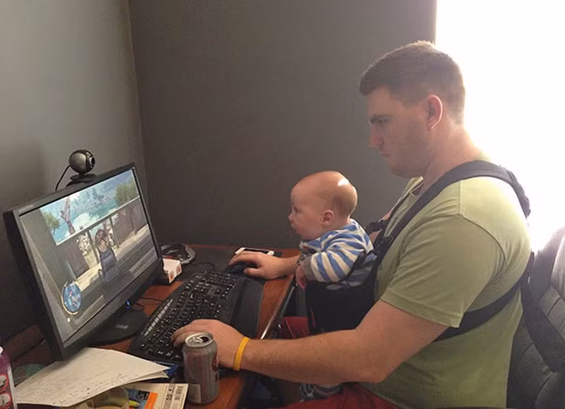 "Con nhà tông không giống lông cũng giống cánh" chính là đây. Được ông bố nghiện điện tử, ông con cũng ham xem bất chấp.