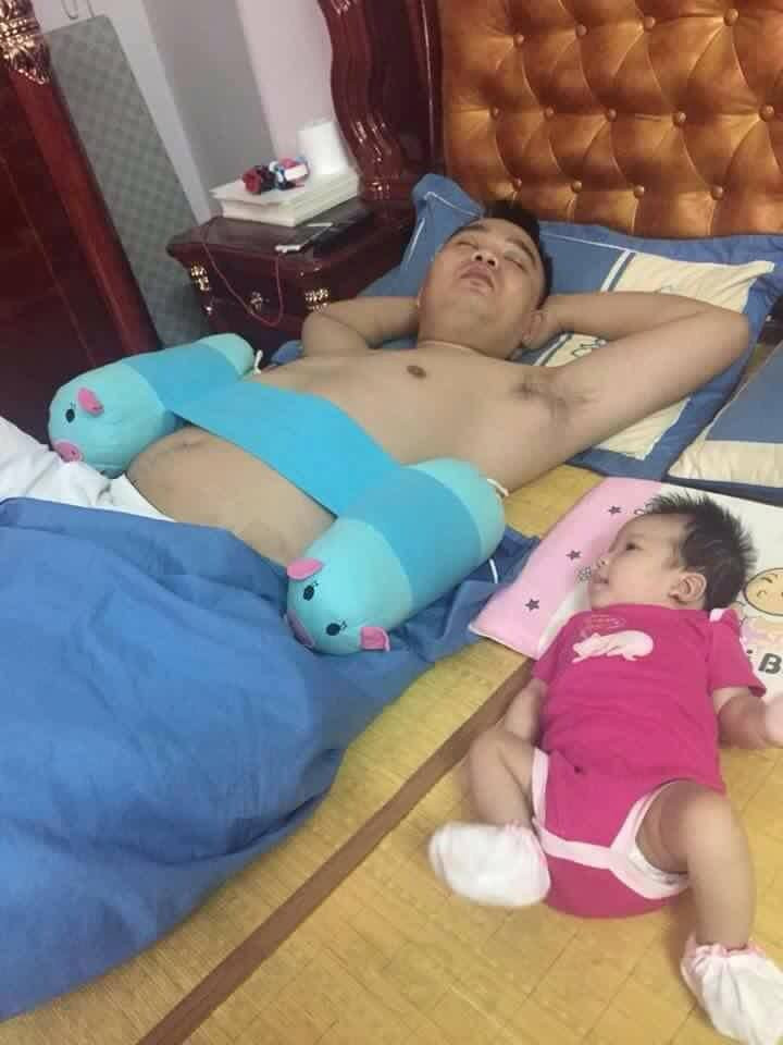 Ngủ bất chấp, mặc kệ con ngủ có cần gối hay không, miễn sao bản thân ngủ ngon là được. Ông bố này chính thức được trao giải: "Trông con vô trách nhiệm nhất năm".