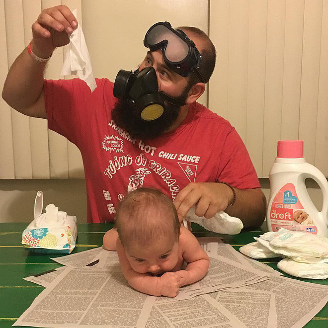 Thay bỉm cho con đúng là một "cực hình" mà không ông bố nào muốn đảm nhận. Chính bởi vậy, trước khi "hành động" phải trang bị đồ bảo hộ đàng hoàng như thế này đây.