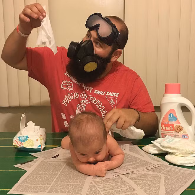 Thay bỉm cho con đúng là một "cực hình" mà không ông bố nào muốn đảm nhận. Chính bởi vậy, trước khi "hành động" phải trang bị đồ bảo hộ đàng hoàng như thế này đây.