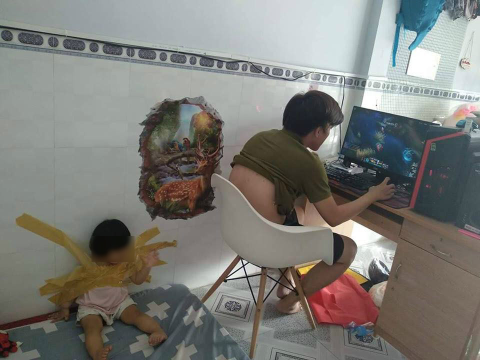 Hình ảnh những ông bố trông con đúng là khiến các bà mẹ "nhức mắt". Các mẹ mà nhìn thấy thế này, các ông bố xác định đêm ngủ ở ngoài mất thôi.