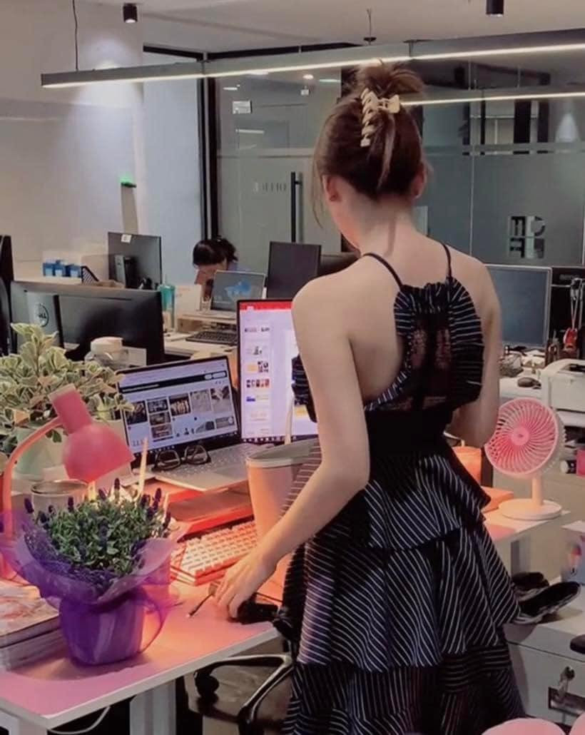 Không chỉ thay đổi quần áo mà góc làm việc cũng được cô nàng chăm chút hoa cỏ mỗi ngày.