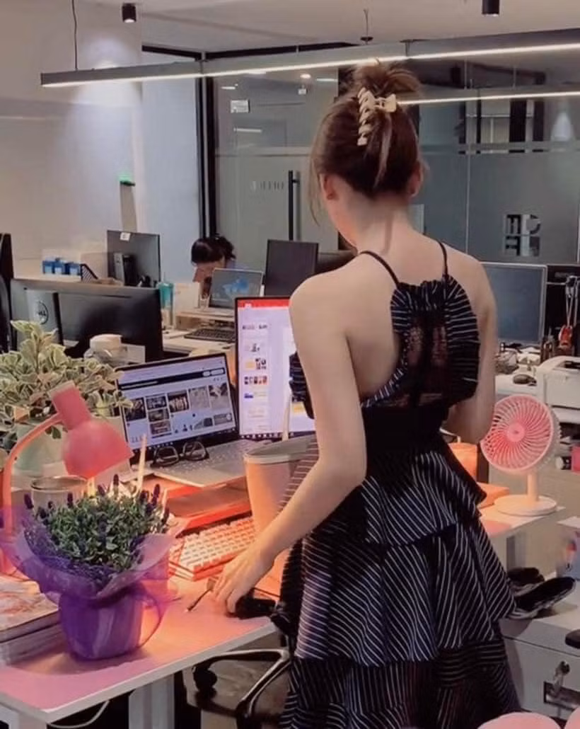 Không chỉ thay đổi quần áo mà góc làm việc cũng được cô nàng chăm chút hoa cỏ mỗi ngày.