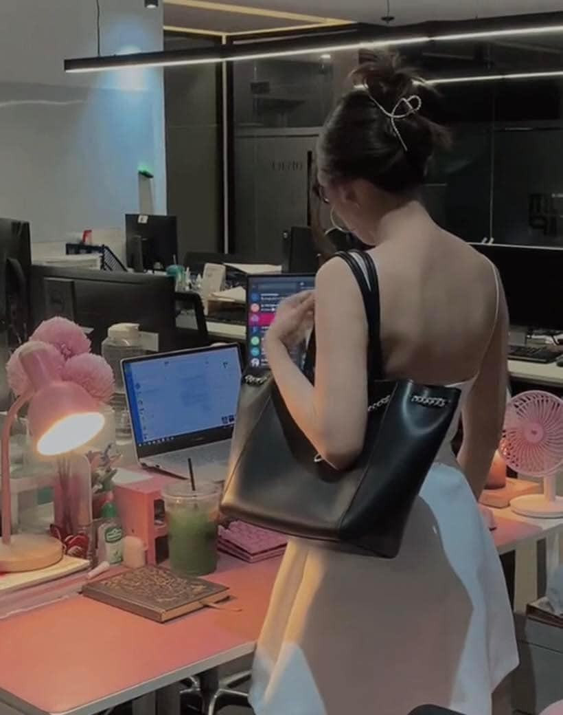 Có người lại bày tỏ sự nghi ngờ, "đi làm văn phòng thôi mà thay đổi quần áo nhiều thế này, thì chắc chắn là tiểu thư con nhà tài phiệt đi làm để trải nghiệm cuộc sống rồi".