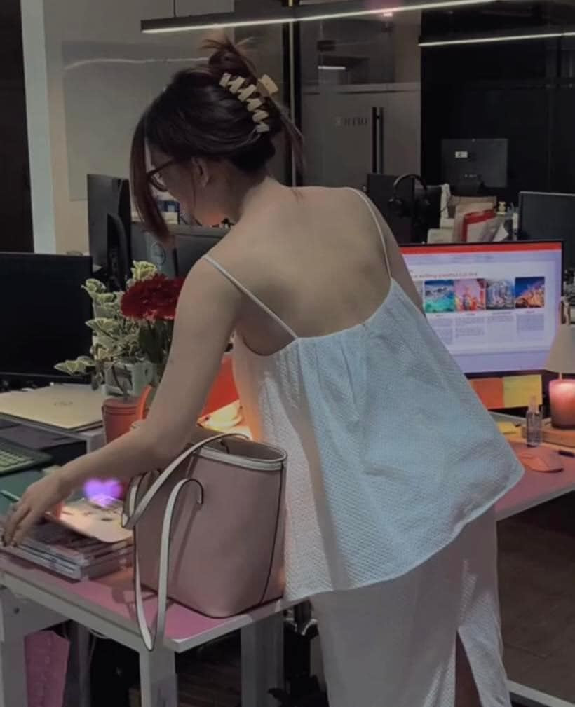 Có người cho rằng 1 số trang phục của cô mặc khá phóng khoáng, như áo hai dây thì không hề phù hợp với môi trường công sở.