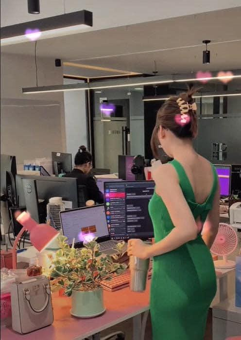 Dù chỉ để lộ mỗi bóng lưng, cô khiến nhiều người xuýt xoa vì thân hình cực xinh đẹp