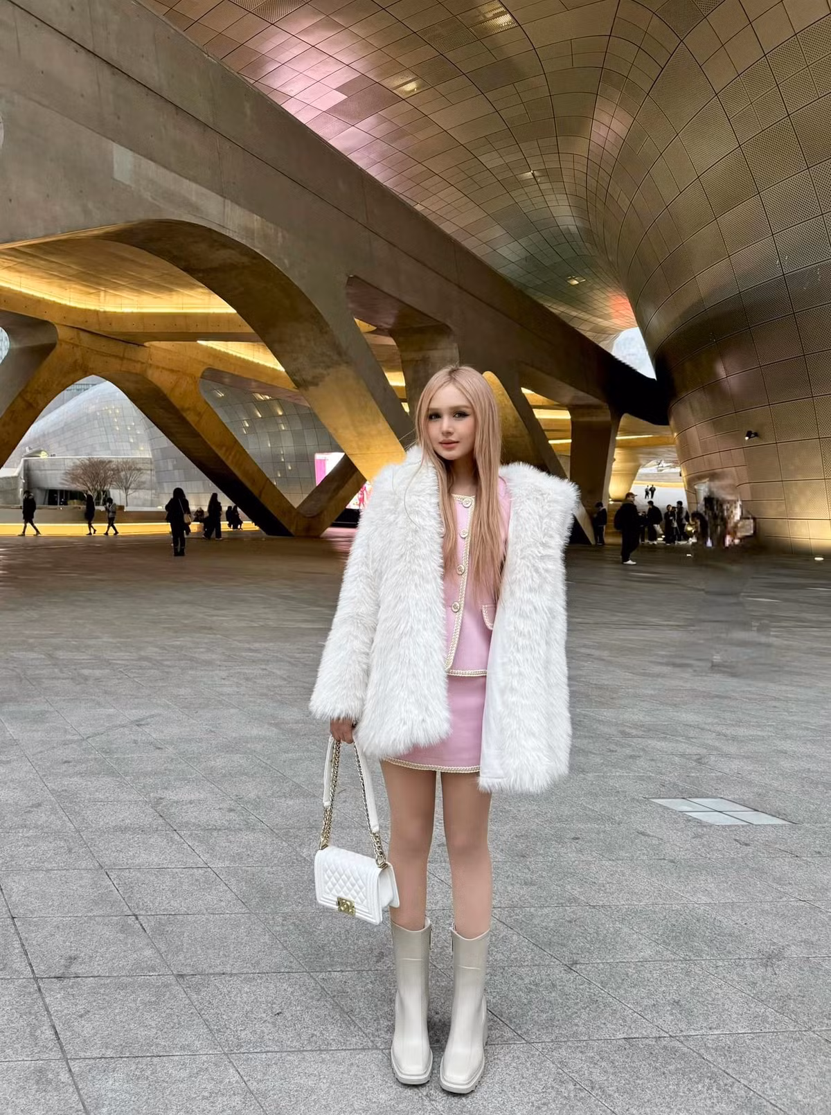 Chỉ sở hữu chiều cao 1m60 nhưng với vóc dáng cân đối, Xoài Non dễ dàng cân nhiều outfit