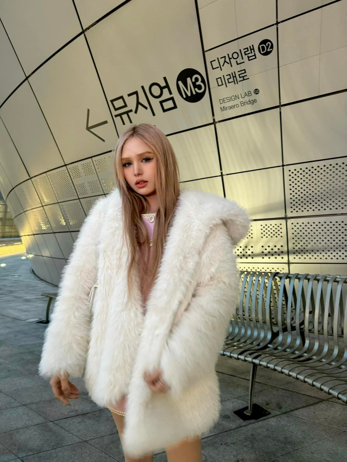 Cô nàng sở hữu gương mặt với nét lai tây, được nhiều người ví như búp bê barbie