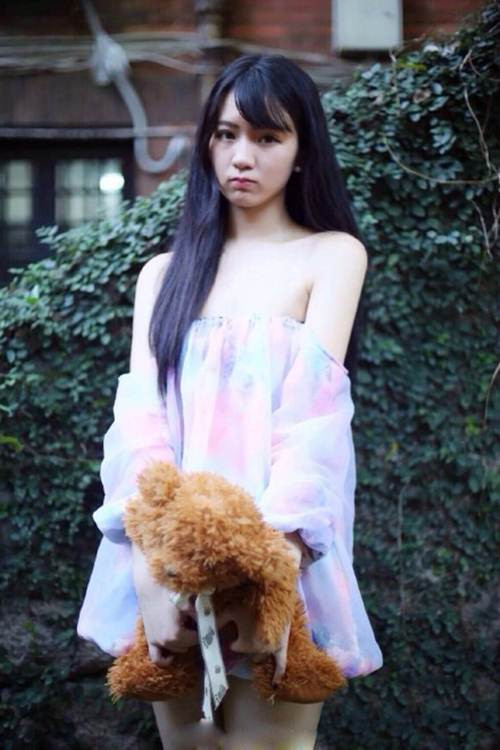 Xem thêm một số hình ảnh khác của nàng hot girl truyền thông.